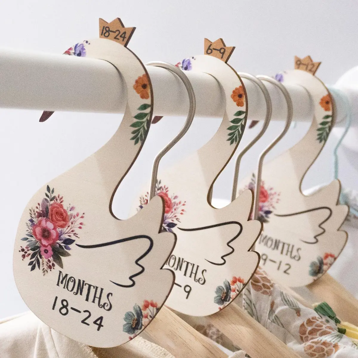 Wooden Swan & Flower Pattern Hanger (7counts/set), Cartoon Swan Shaped Baby Clothes Separator, Home Organizer for Baby Wardrobe, Vintage Wooden Hangers, Infant Hangers