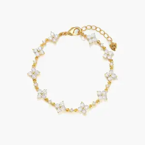 en route 18K Gold Plated Sparkle Clover Bracelet in Gold, Lucky Clover-inspired Everyday Jewelry, Perfect Piece Essential for Stacking, Layering and Chic Outfits