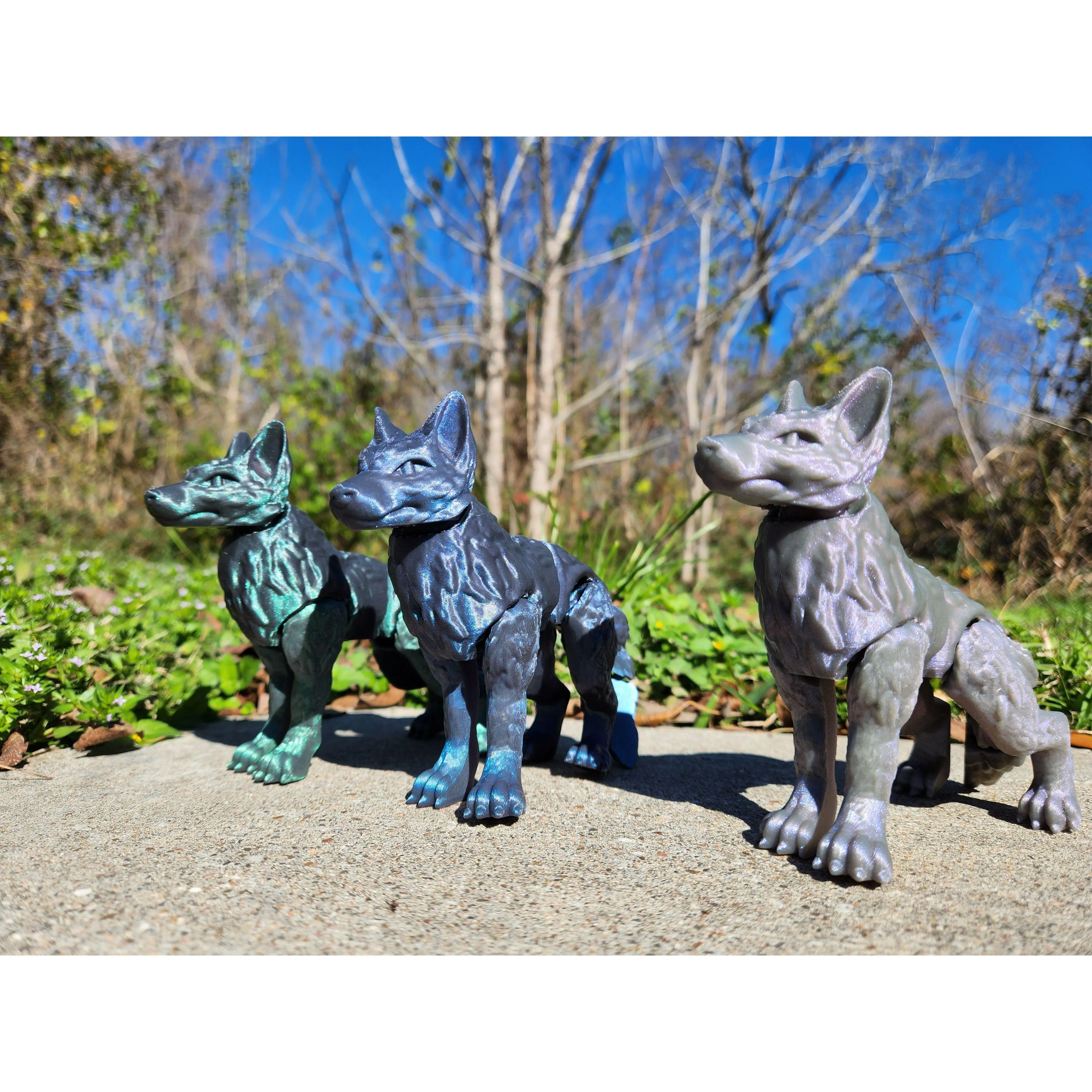 Wild Spirit Articulated Wolf Figurine: Desk Guardian for Nature Enthusiasts
