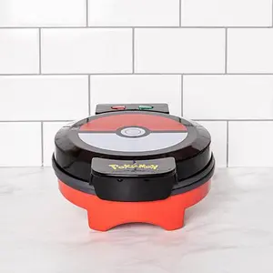 Uncanny Brands Pokémon Waffle Maker - Bounty Pokéball Waffles