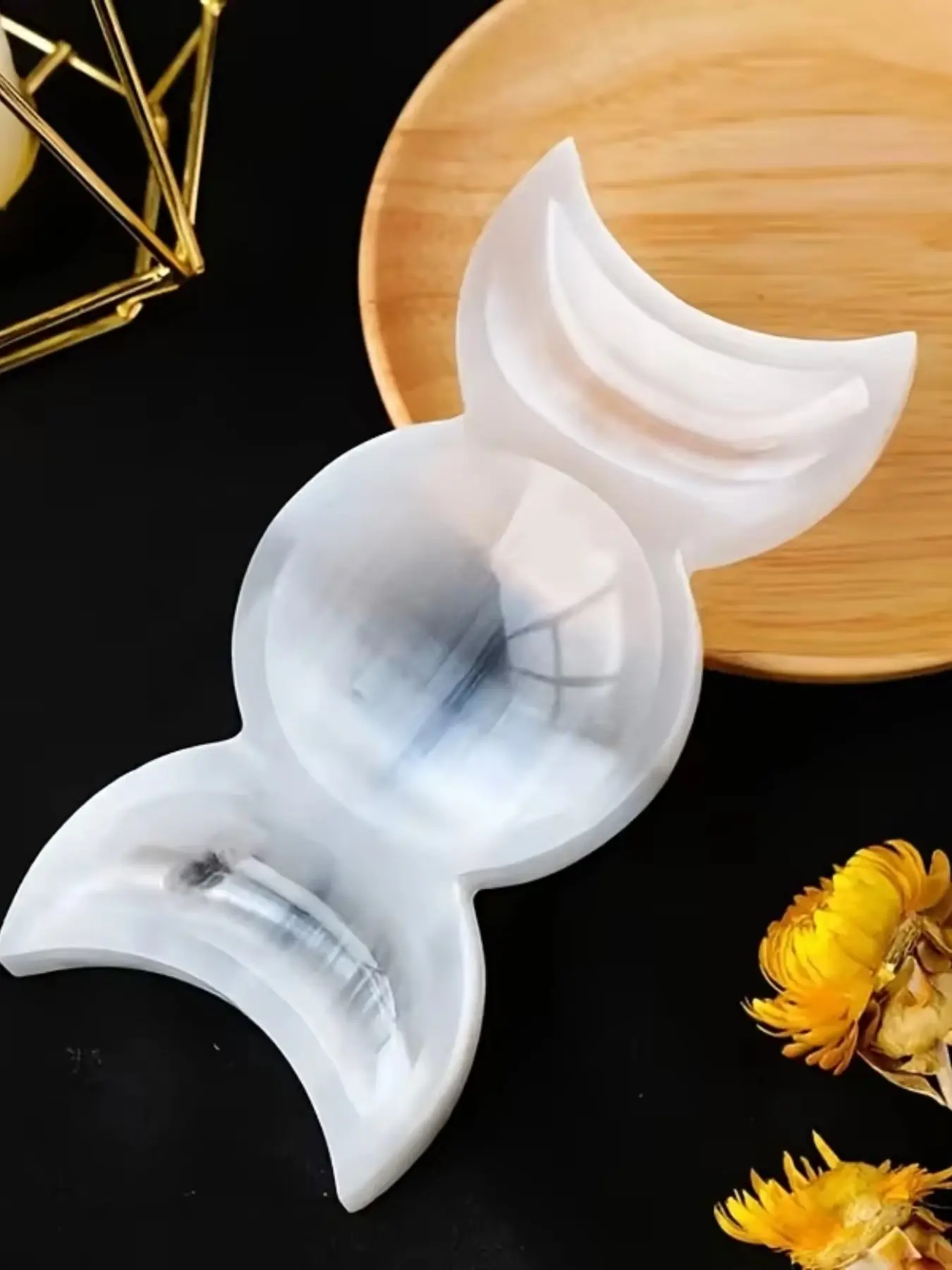 1pc Selenite Moon Goddess Selenite Bowl,Triple Moon Bowl,Crystal Gifts,Home Decor,Crystal Bowl For Witchcraft Divination,Natural Stone Decor,Crystal Carvings,Crystal Decorative Ornaments,Unique Crystal Design