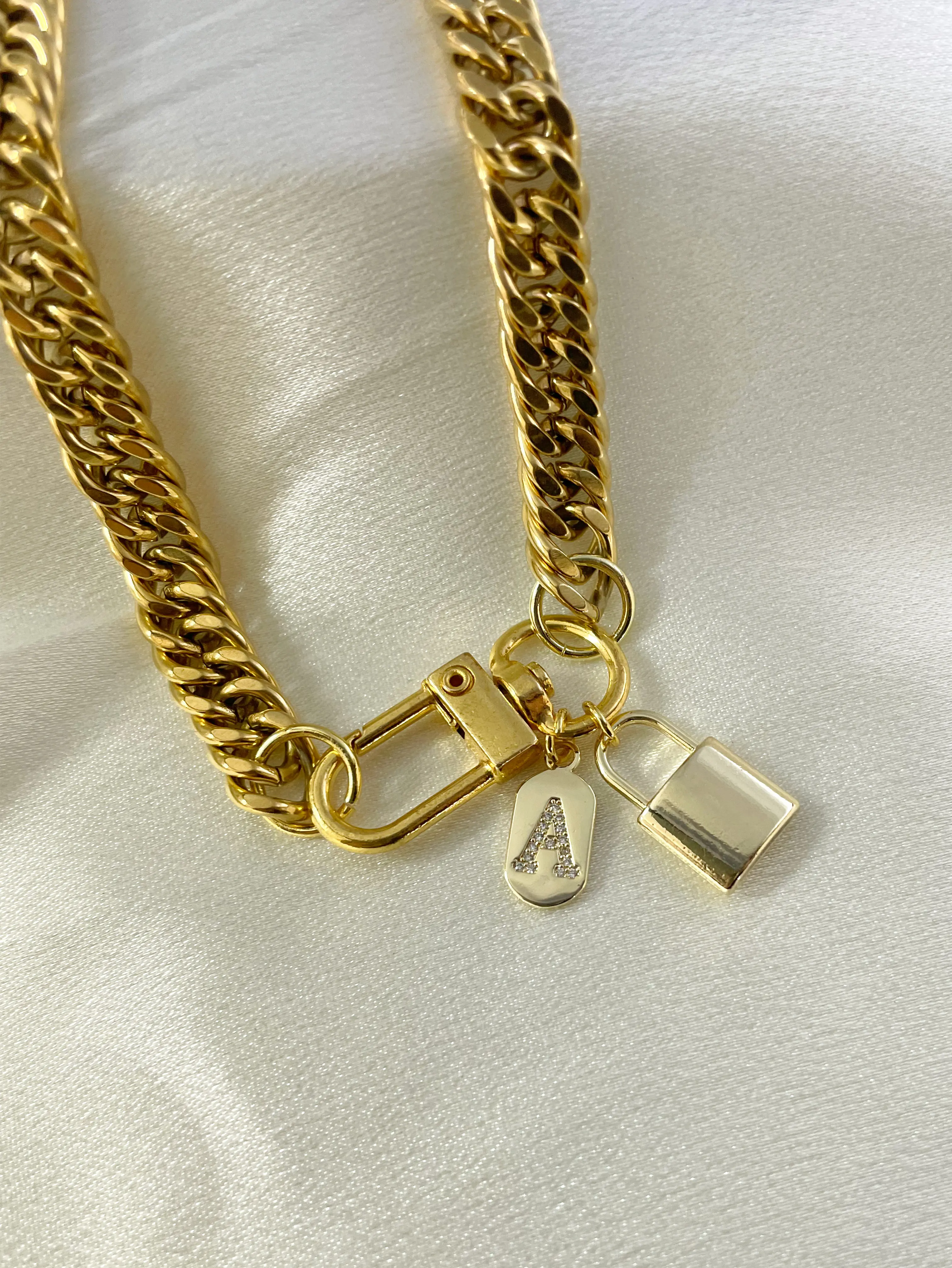 Women's Modern Long Geometric Chain-Link Necklace for Females - Copper Chain & Link, Diamond-Accented Star Carabiner, Waterproof Daily Wear Elegant Costume Jewelry
