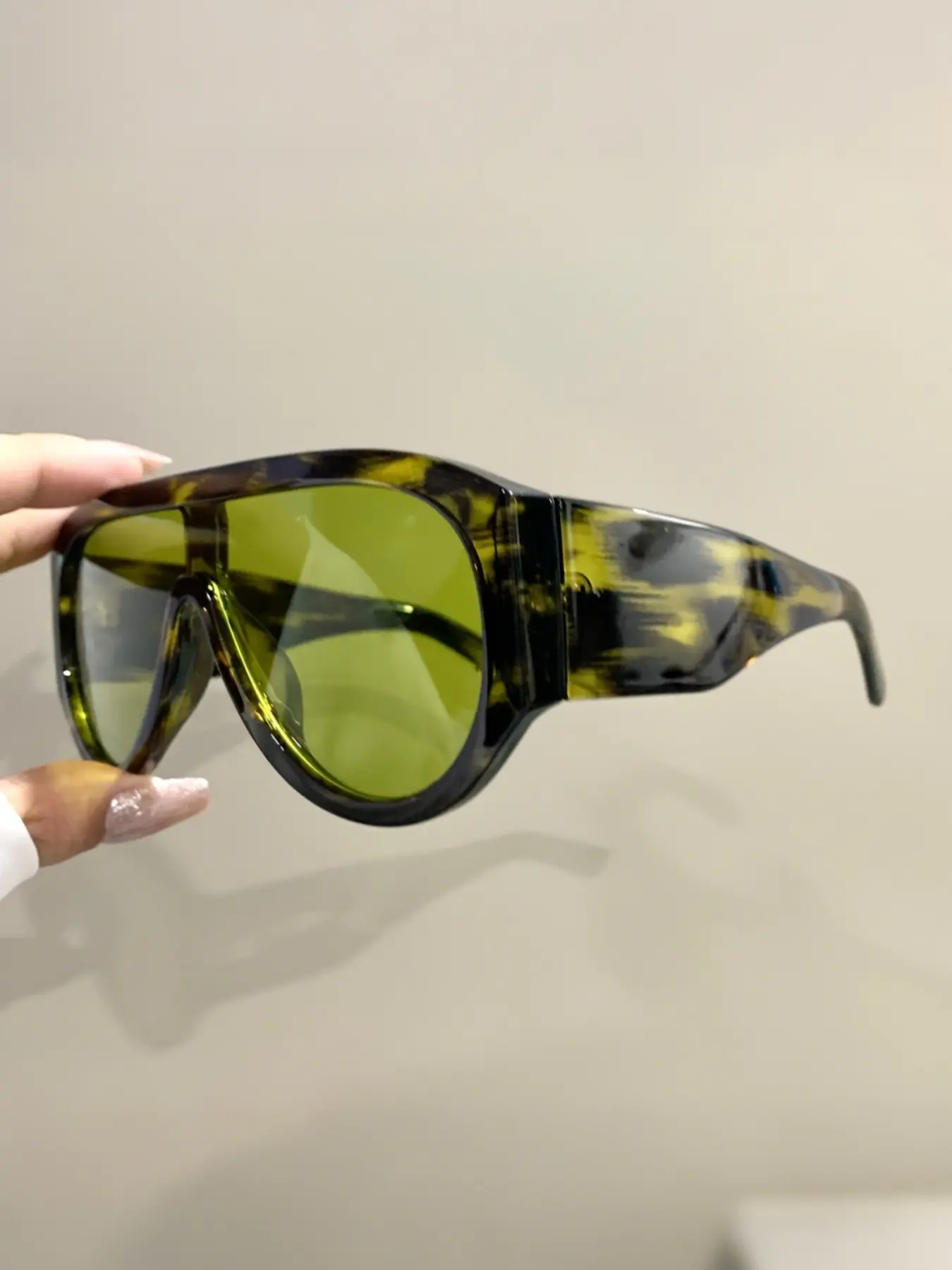 shaped sunglasses, Casual sunglasses, Tortoiseshell sunglasses, oversized flat top frame metal hinge, black turtle shell decoration neutral fashion accessory, bold design, avant-garde glasses, Aviator Sunglasses Tinted Lenses