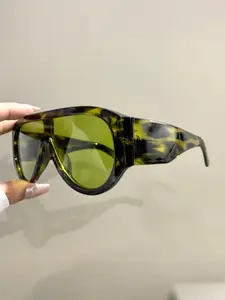 shaped sunglasses oversized flat top frame metal hinge, black turtle shell decoration neutral fashion accessory, bold design, fashionable personality item, fashionable avant-garde glasses, Fashionable Aviator Sunglasses Tinted Lenses