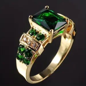 1pc Golden Faux Emerald Rhinestone Ring - Emerald Cut, Gold Statement, Block Shape, Cluster Style Colored Rhinestones Costume Jewelry for Men & Women, Emerald Cut Ring, Gold Statement Rings