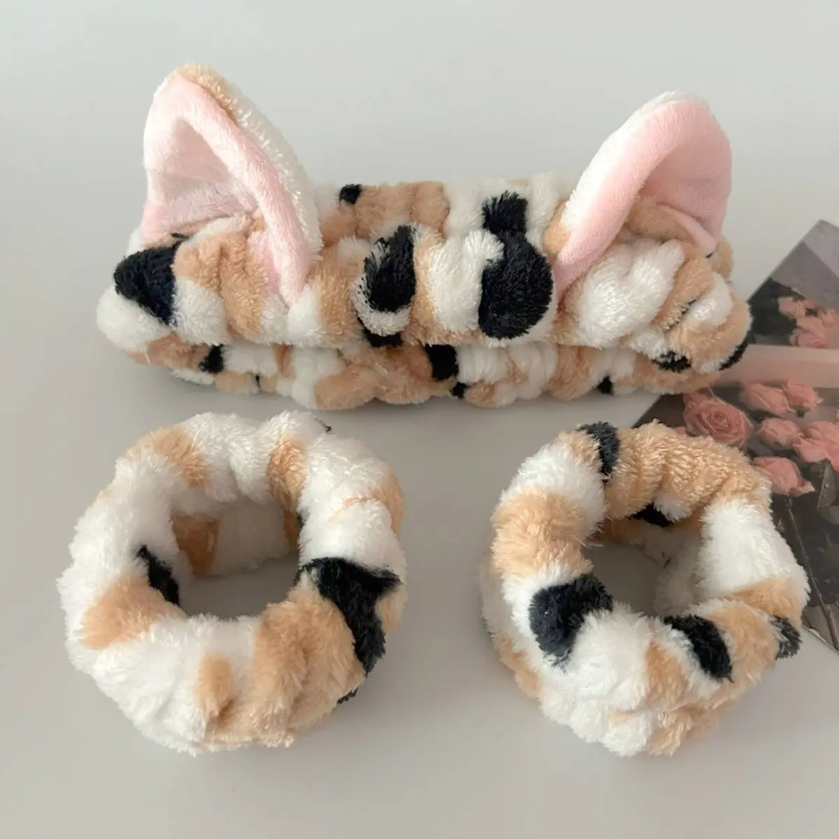 3-Piece Coral Fleece Striped Face Wash Set, Includes 1 Hairband & 2 Wristbands, Cute Fluffy Plush Cat Ear Style, Home Use, All Seasons, Puffy Headband, Soft Headband, Face Washing Headband