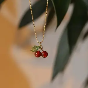 Collar Retro Cereza de Acero Inoxidable 304 Resina Chapado en Oro Necklace with Red Cherry Pendant