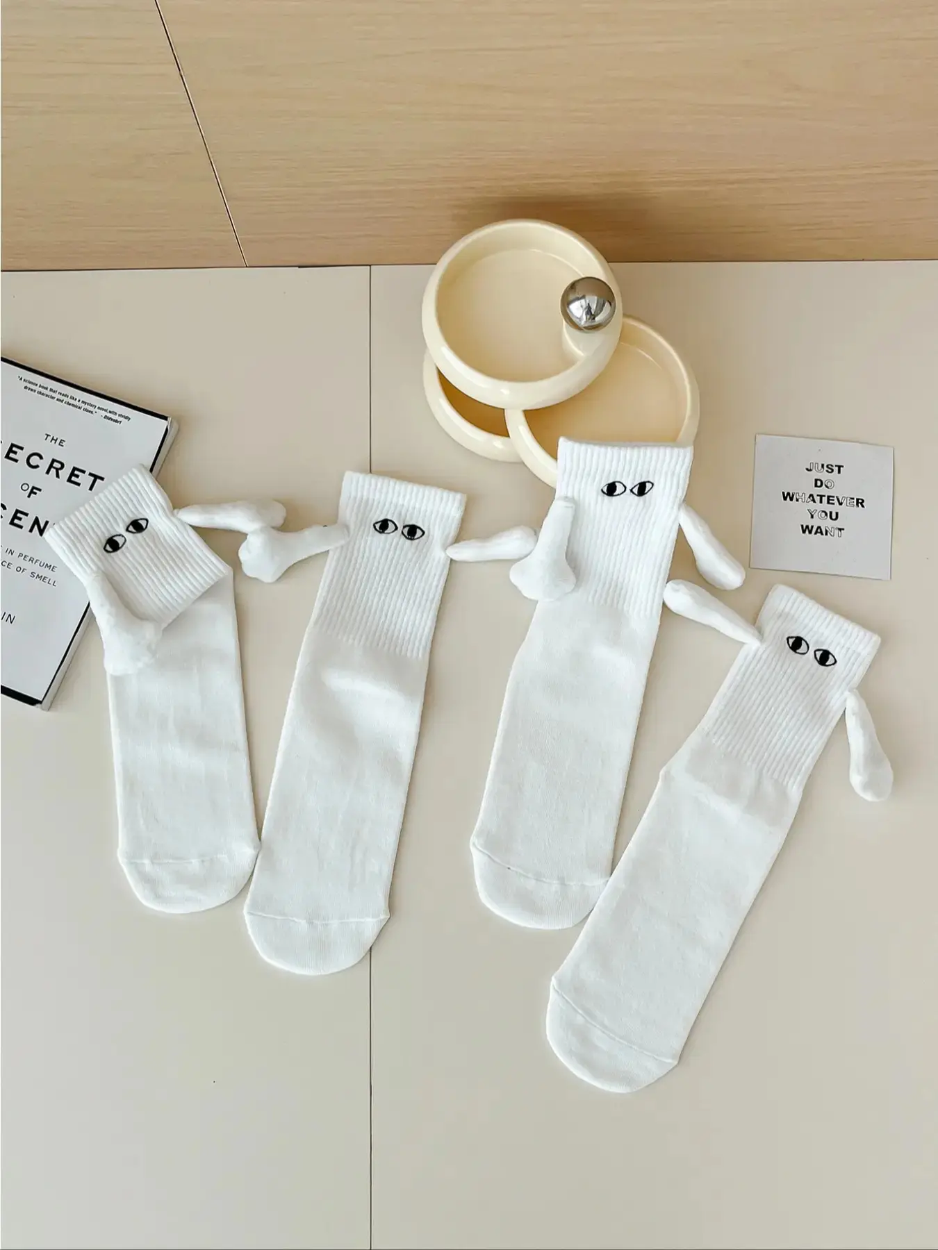Couple's Matching Cartoon Design Magnetic Holding Hands Socks, Cute Cozy Funny Mid-calf Socks for Daily Wear, Casual Soft Comfortable Breathable Crew Socks for All Seasons, Socks Pairs