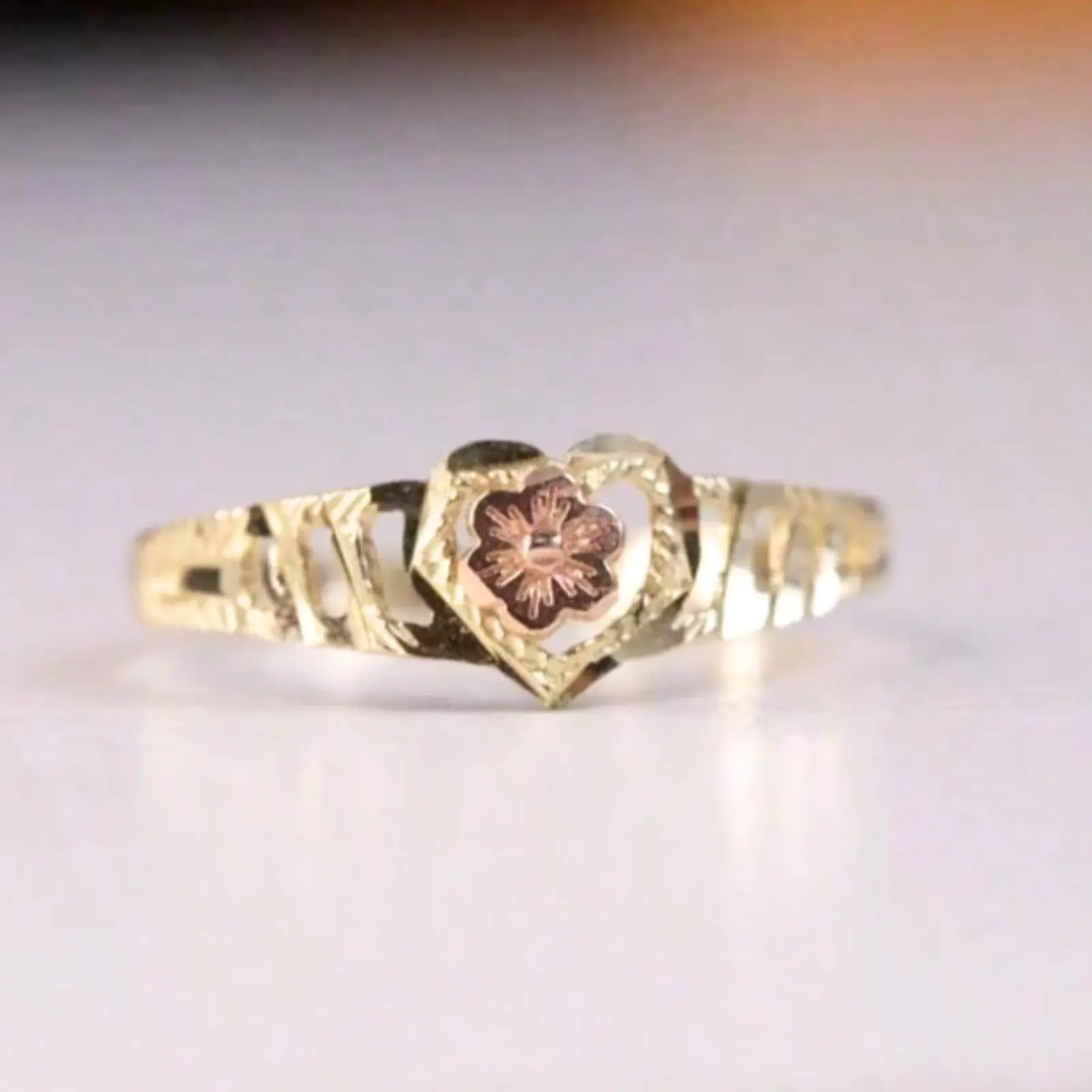 Elegant minimalist hollow flower design ring, suitable for women daily use, party, holiday gift