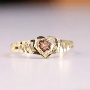 Elegant minimalist hollow flower design ring, suitable for women daily use, party, holiday gift