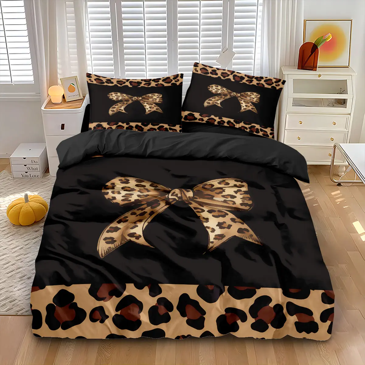 3-piece leopard bow themed quilt set (1 quilt cover +2 pillowcases, coreless) is covered with leopard bow on a black background and leopard edge element printing. Soft and comfortable Decorative Bedding Set, suitable for all rooms