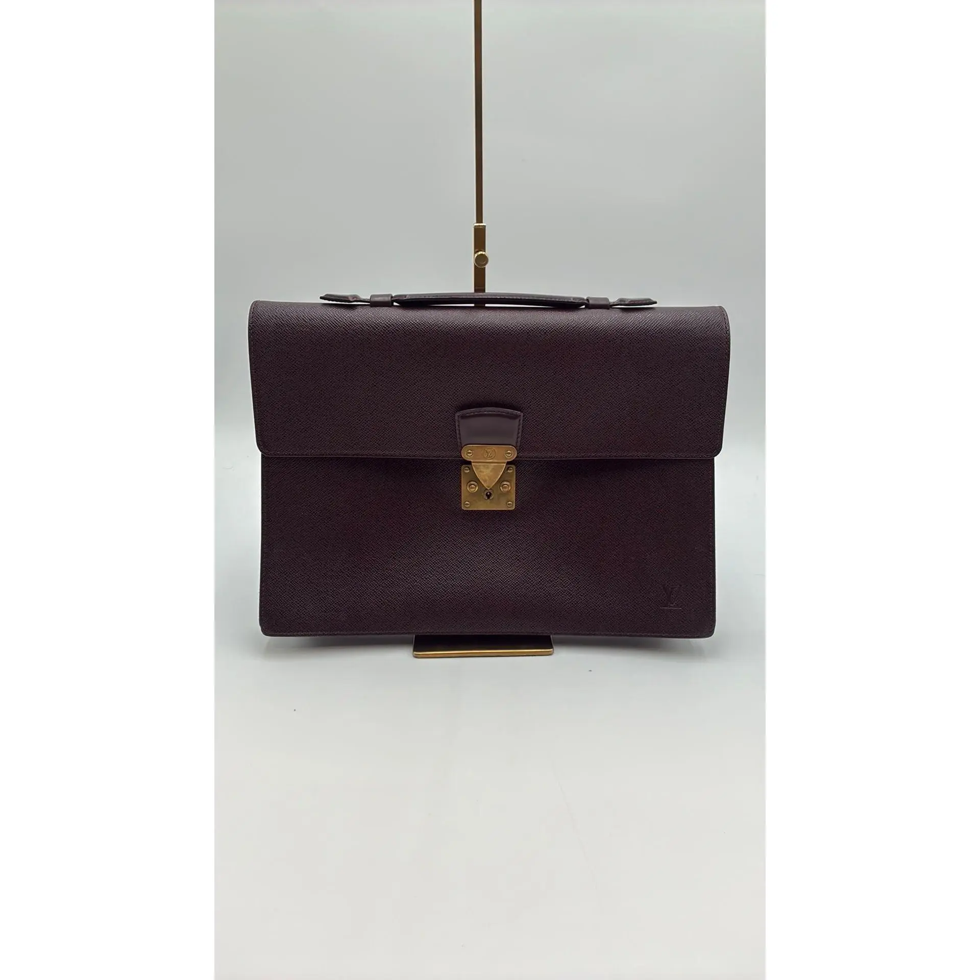 Pre-owned Louis Vuitton Leather Luxury Bags & Accessories Taiga Briefcase, Burgundy Date Code: NODC05072610. Entrupy ID: 773CRRM.