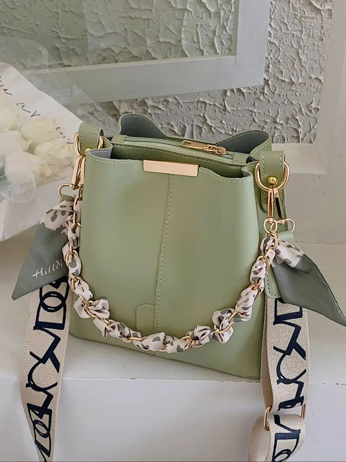 Valentine's Day gift, silk scarf with chain shoulder strap design, solid color fashion, can accommodate mobile phones, lipstick, suitable for commuting to work, dating and going out, Casual Trendy Handbag, Fashionable Purse