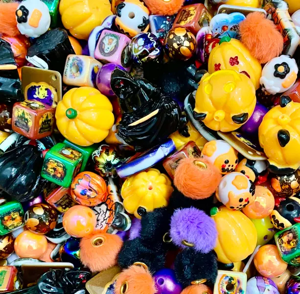 Halloween Acrylic Bead Assortment - 200pcs Cute Spooky Pumpkin Skulls & Ghost Beads, 1 Bag for DIY Jewelry Making, Charms, Bracelets & Creativity, Unisex Costume Accessory, Easy Crafting, Charms Making