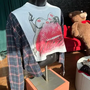 PIEM (kisses) female flannel cropped t shirt