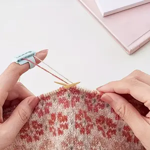 4-Piece Knitting Thread Organizer, Plastic Finger Loops for Sweaters, Wire Guide for Crochet, Ideal for Blankets and Crafting Yarns