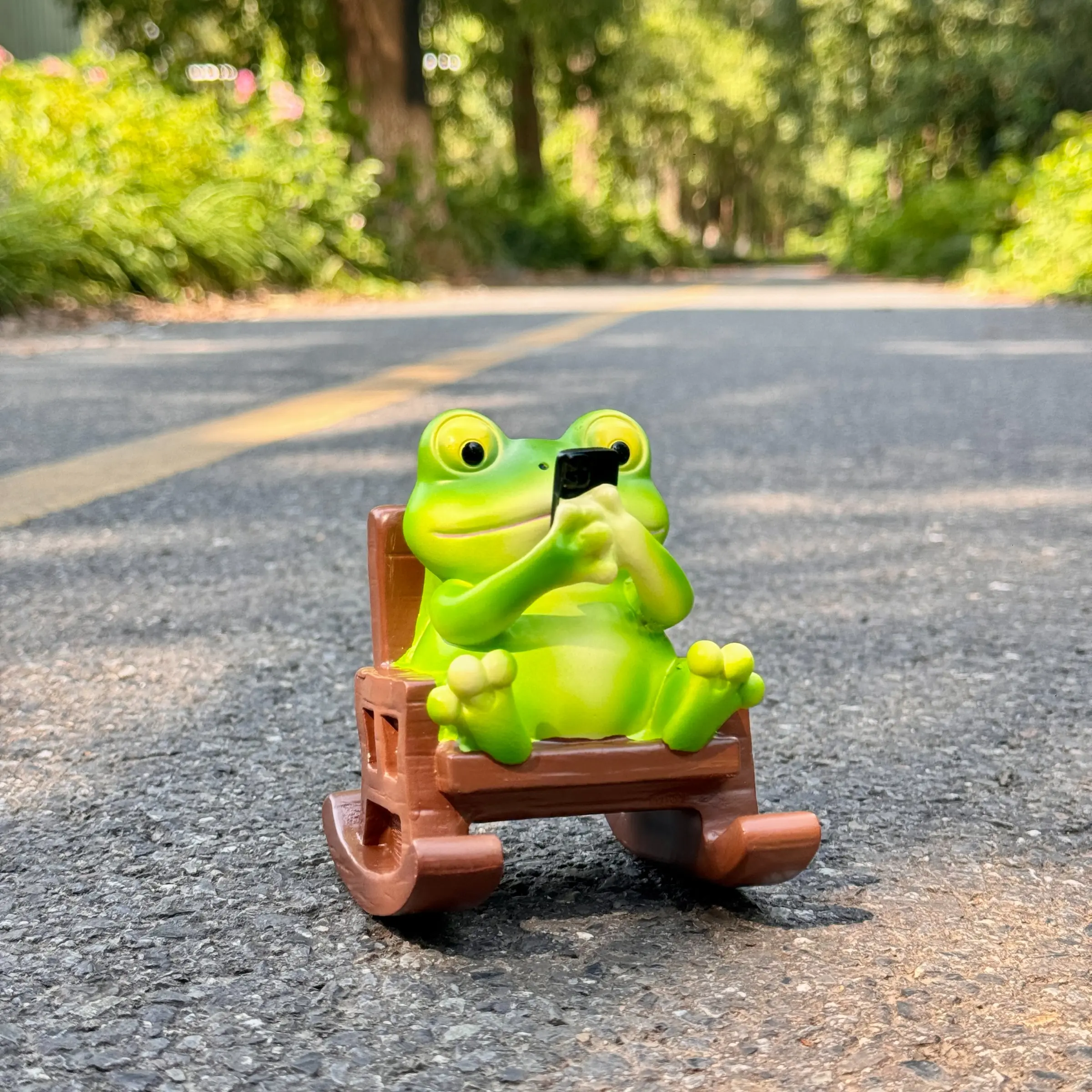 Cute Lazy Frog Rocking Chair Ornament, Trendy Smartphone Playing Pet Design, Desk Office Stress Relief Decorative Item, Kawaii Desktop Decoration, Living Room Ornaments, Figurine Decor, Style Ornament, Decorative Figurines