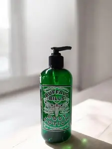 16 fl oz Reusable Apothecary-Style Buffalo Soap and Lotion Press Bottle with Pump Lid, Silence of The Lambs Horror Movie Halloween Decor, Bathroom Home Supplies Gag Gift