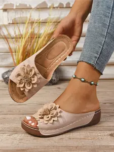 A pair of new large-size women's sandals with floral decoration, hollowed-out design, breathable, slip-on, stylish, simple, comfortable, suitable for daily casual wear, lightweight, with a thick wedge heel Boho Style Sandal