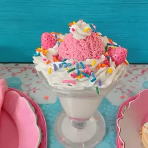 Hello Sundae: Strawberry Shortdream  dessert inspired candle