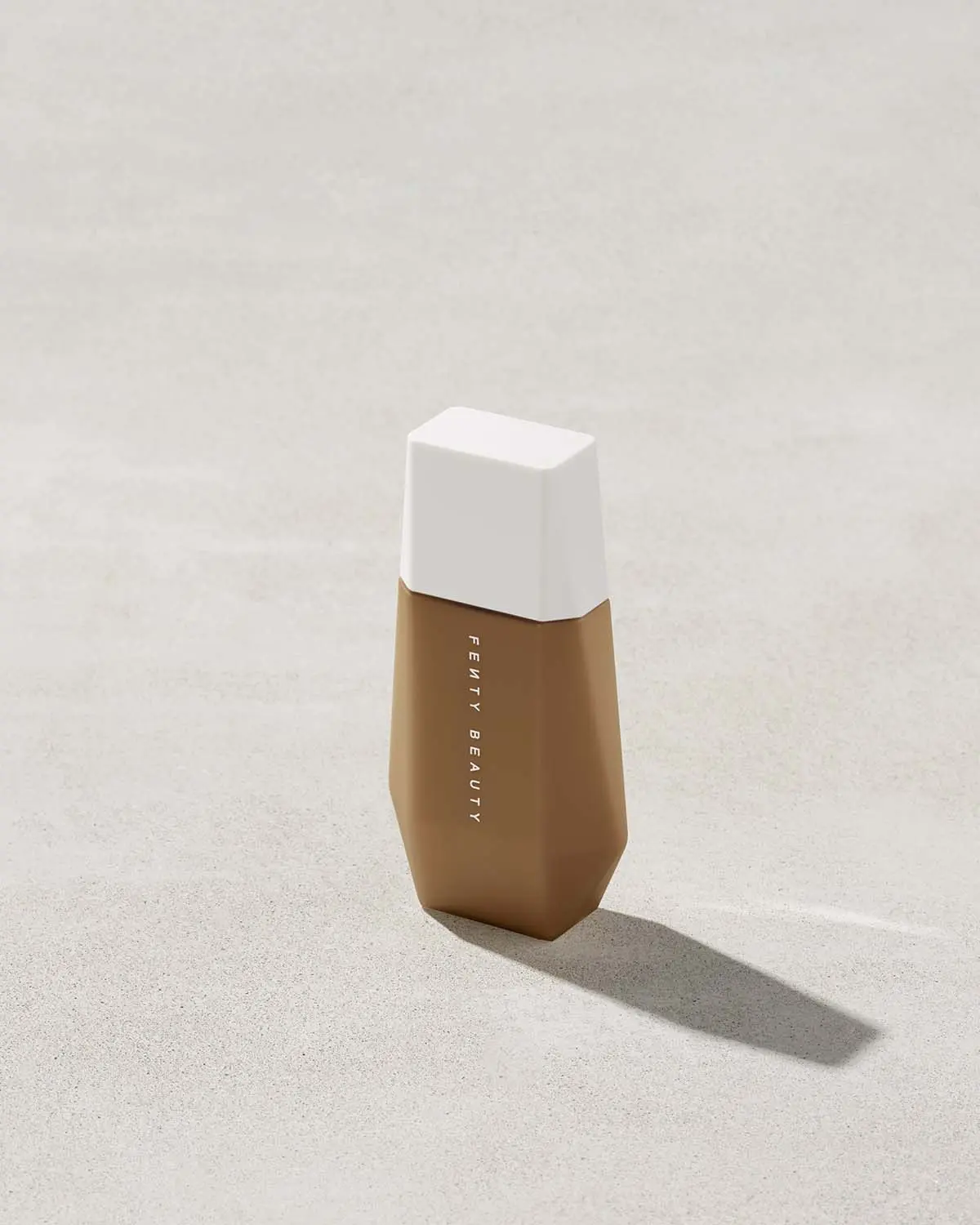 Fenty Beauty Eaze Drop Lightweight Blurring Skin Tint — 18
