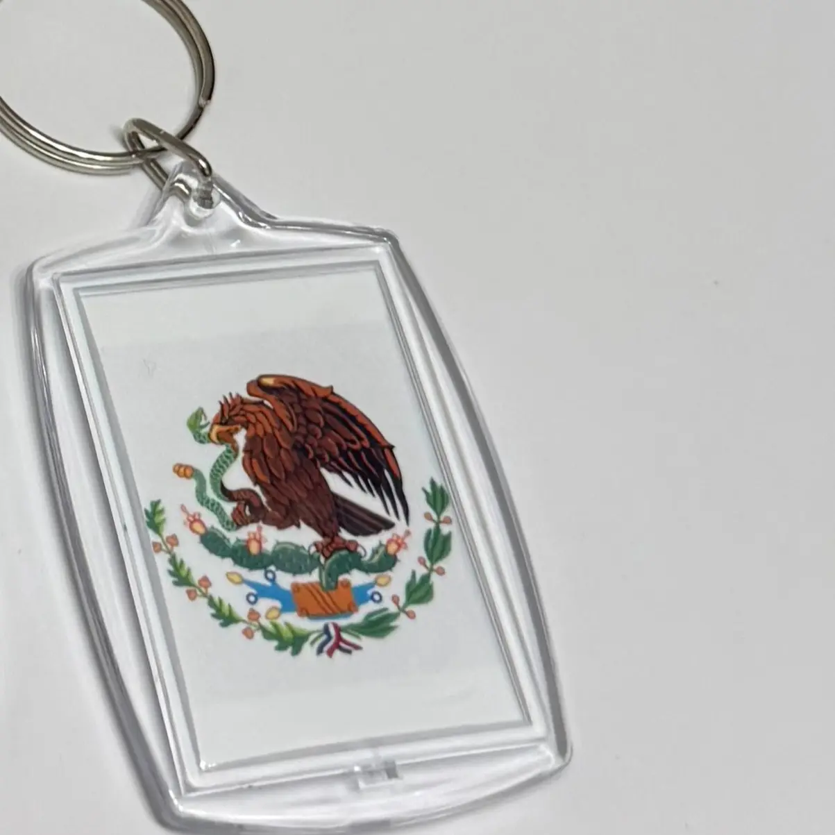 Bandera de Mexico Keychain - représentation of Mexican Flag Design with Eagle Emblem
