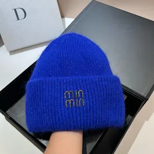 [New Arrival] Stylish and luxurious letter-print thickened 100% plush knitted hat, warm and soft waxed fleece earmuffs, suitable for winter outdoor use.