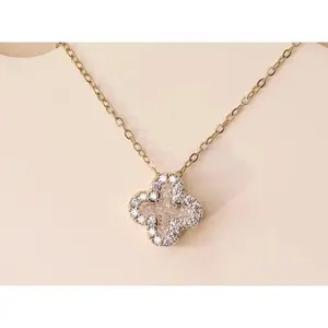 Set cadena y pendientes de trébol con circones / Clover chain and earrings set with zircons