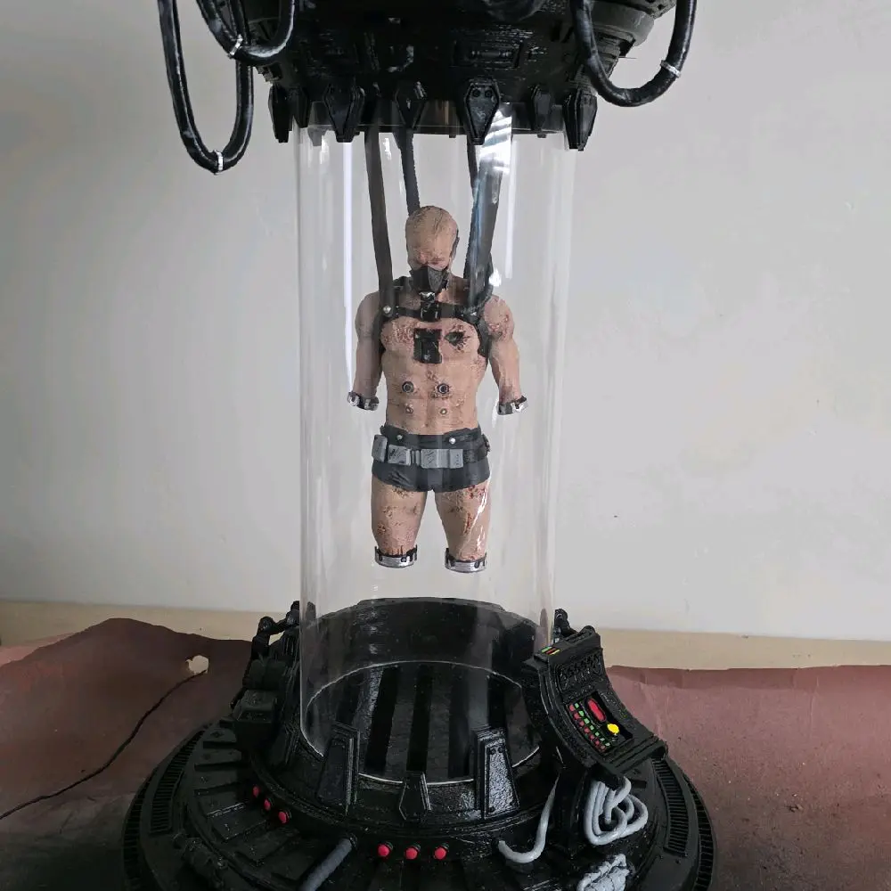 Anikin/Vader in bacta tank