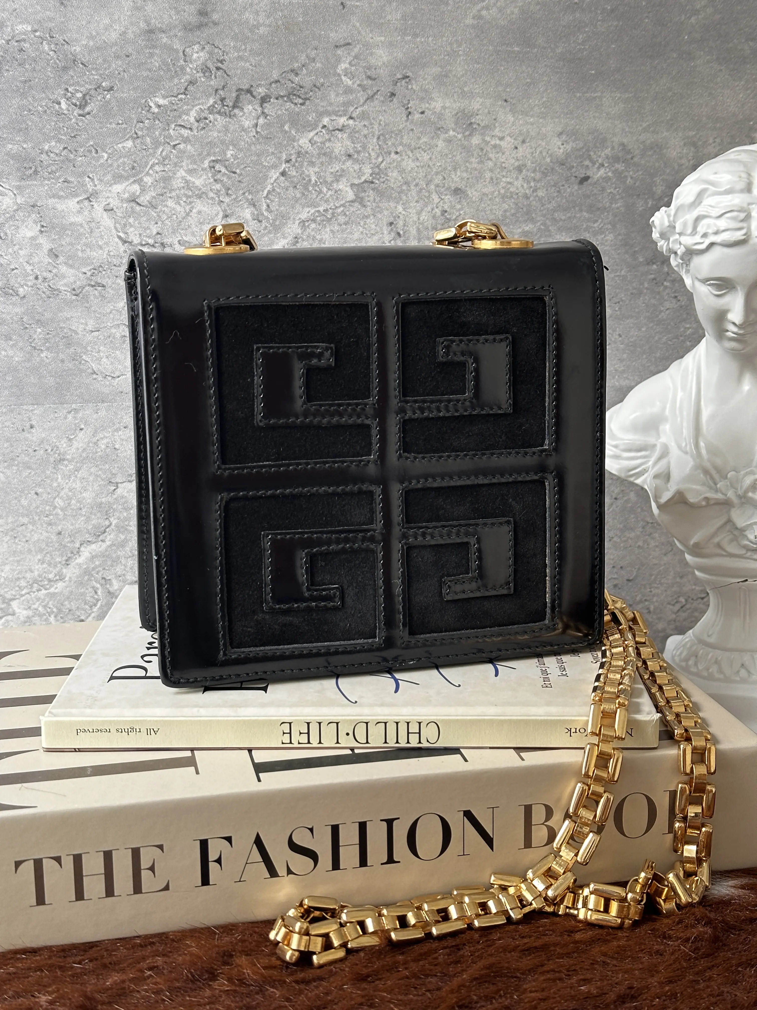 Pre-owned GIVENCHY Leather Shoulder Bags Large Logo Chain Shoulder Bag, Cowhide MR15062026B618