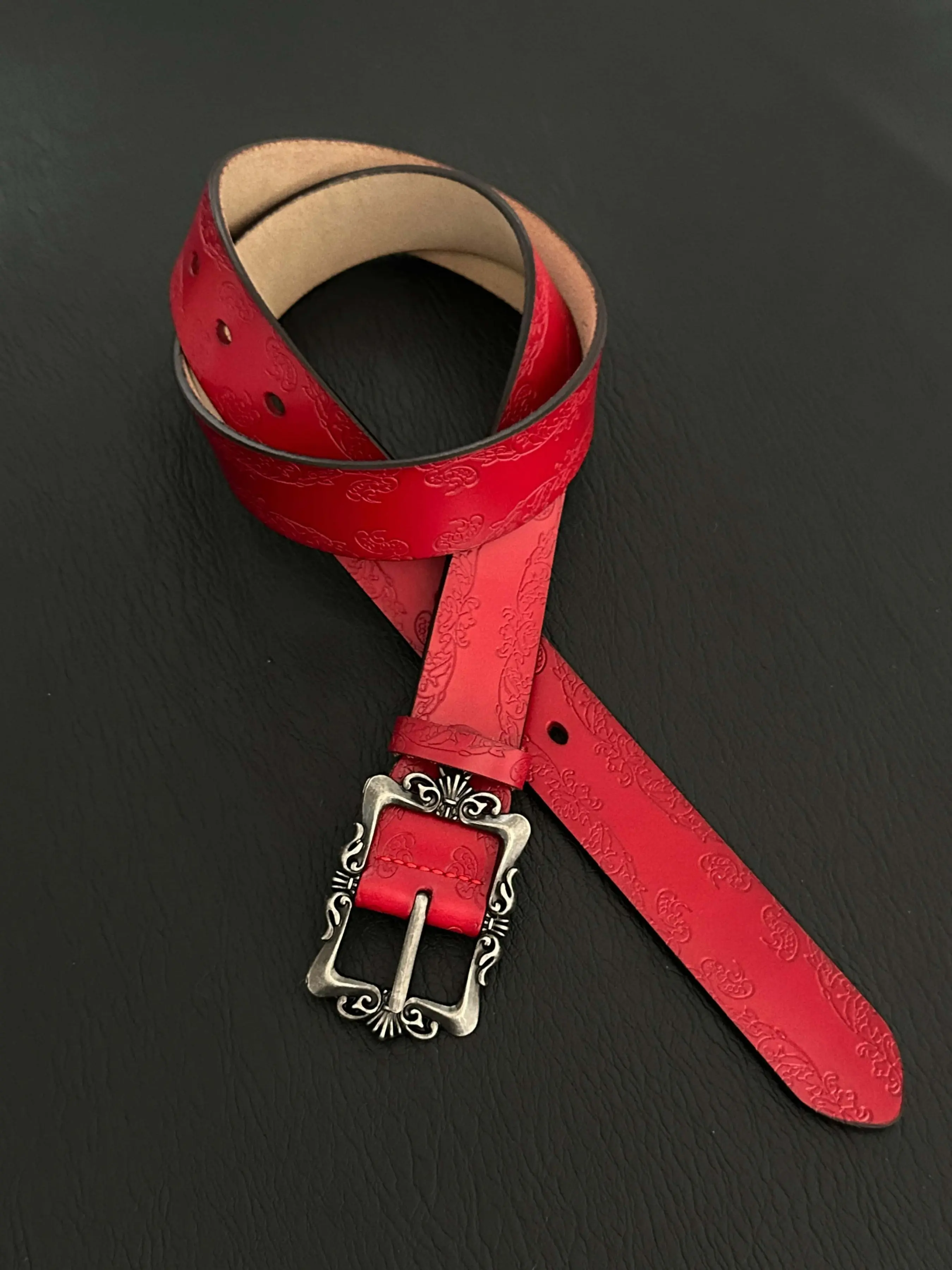 White / Black / Red Palace-style Embossed Belt, Elegant Style Fashion Accessory, Graceful Leather Belt, Exquisite Belt, Young Master Runway Look, Premium Texture, Textured Belt, Unisex for Both Men and Women