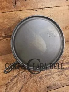 Largest of the handled griddles. 1930's Era Wagner Ware #10 Cast Iron Round Griddle, 1110  Makes great Grilled Cheese! SC24