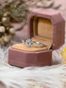 A ring set with CZ diamonds is suitable for jewelry in proposal and wedding scenes
