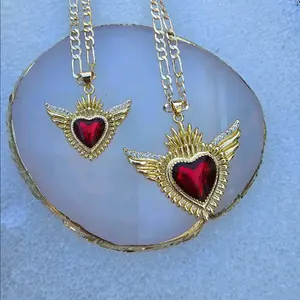 Corazon hermoso color rojo necklace