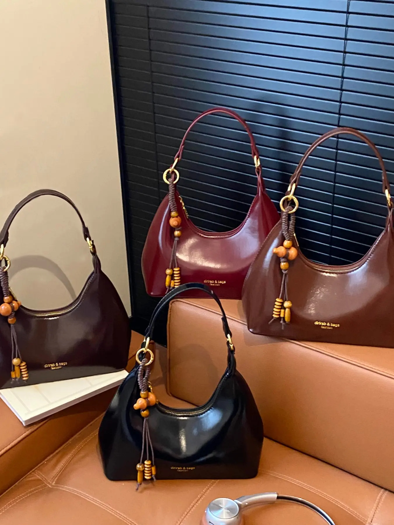 Retro light luxury armpit bag, Crossbody fashion bag, solid color shoulder bag, with small gourd wood bead hanging decoration design, can accommodate mobile phones, lipstick, suitable for commuting and gatherings