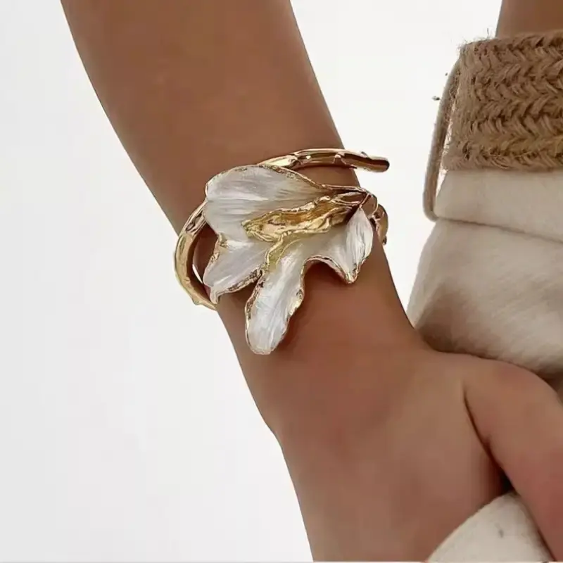 A European and American horseshoe lily of the valley flower-shaped open bracelet, a new hit high-end bracelet, a trendy wear item for women