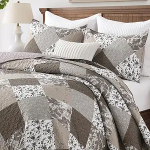 Set King Size 3 Pieces Floral Patchwork Comforter Bedspread Boho Coverlet Reversible Lightweight Farmhouse Bedding with 2 Pillow Covers Shams for All Season, Brown