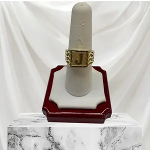 Anillo de nugget con inicial oro 14k