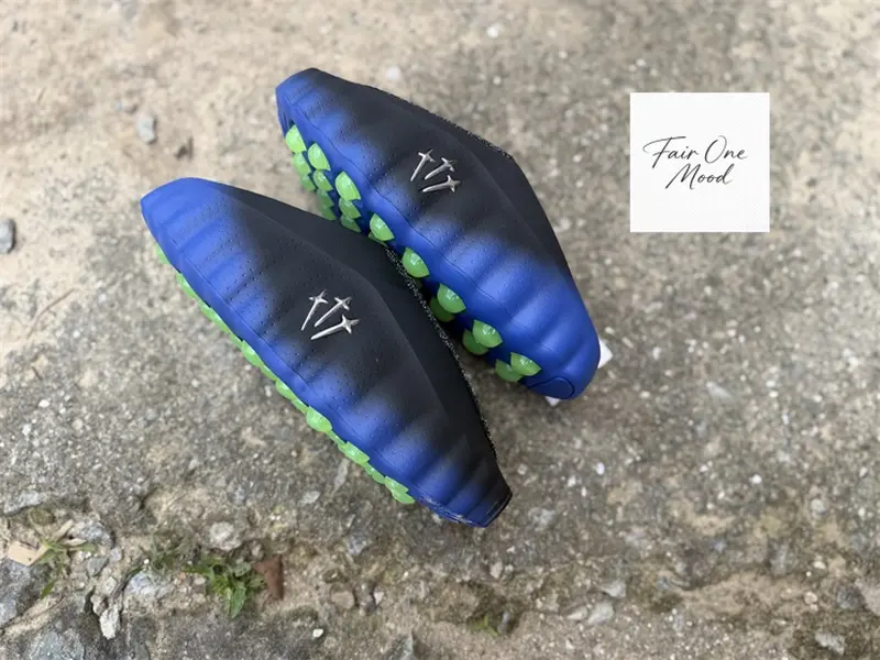 Lightweight Black Blue Gradient Ventilated Perforated EVA Slip On Slippers Wavy Thick Platform Sole Metal Star Embellishment Shock Absorb Non Slip Quick Dry Soft Cushion Footwear Unisex Summer Beach Shower Outdoor Trend Slides