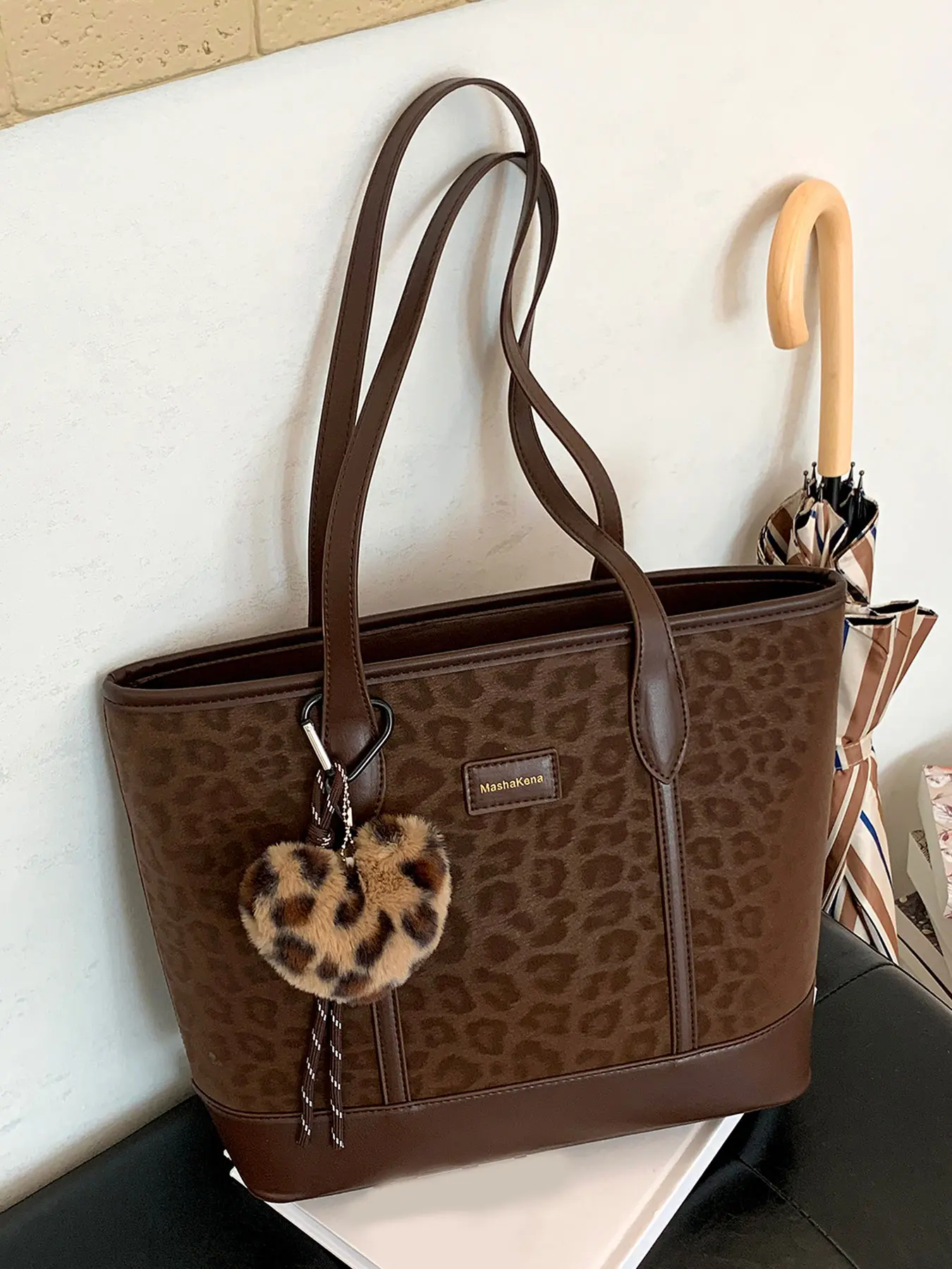 Small niche design versatile shoulder bag, simple and personalized casual leopard print daily handbag, heart pendant tote bag, Fashionable patterned bag, suitable for shopping, commuting, parties, Pu Tote Satchel, Aesthetic Shoulder Bag