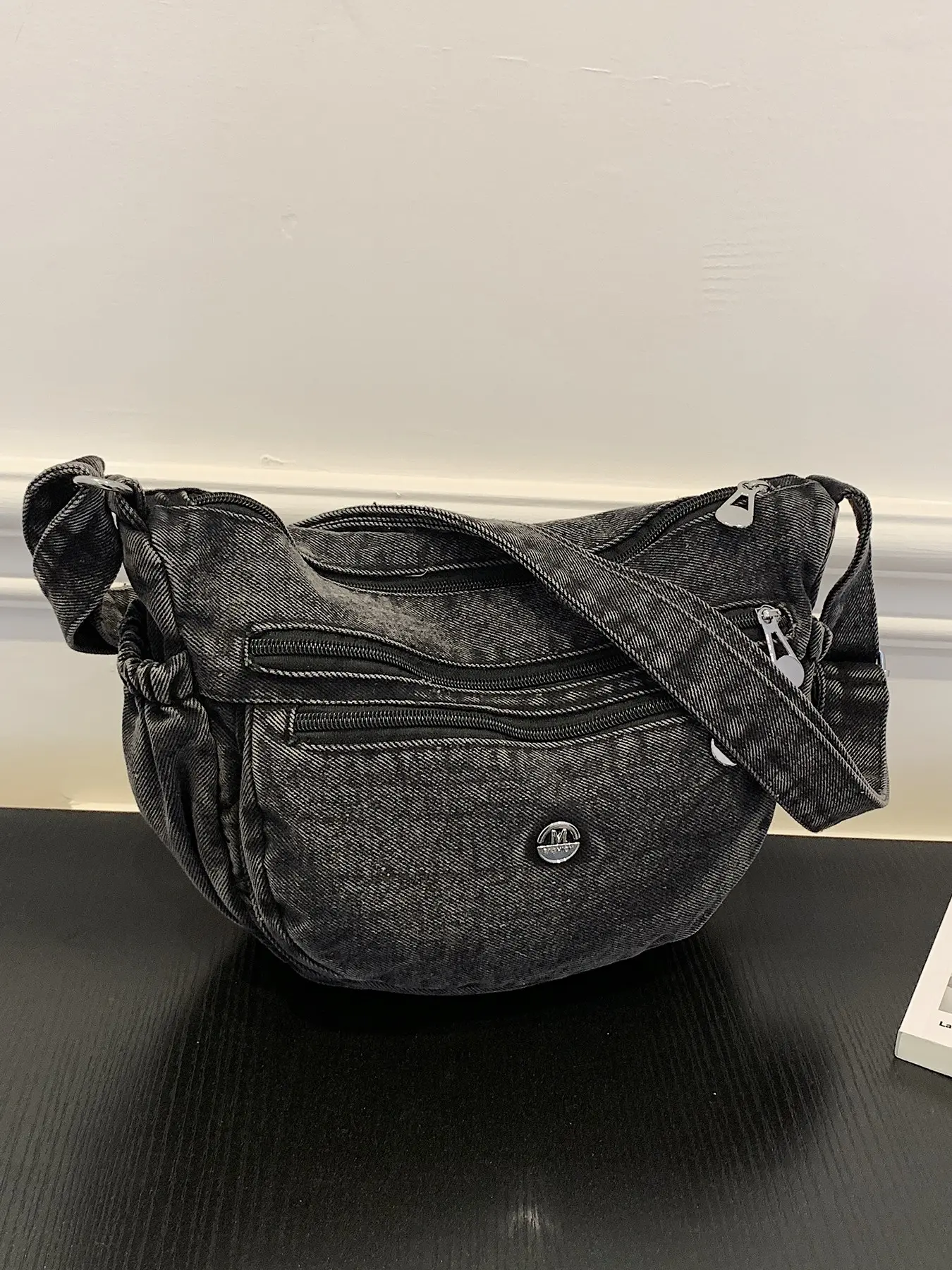 Retro casual shoulder bag, adjustable shoulder strap bag, classic cowboy bag, multi-zipper layered design crescent shoulder bag, Denim shoulder satchel, suitable for daily commuting, shopping