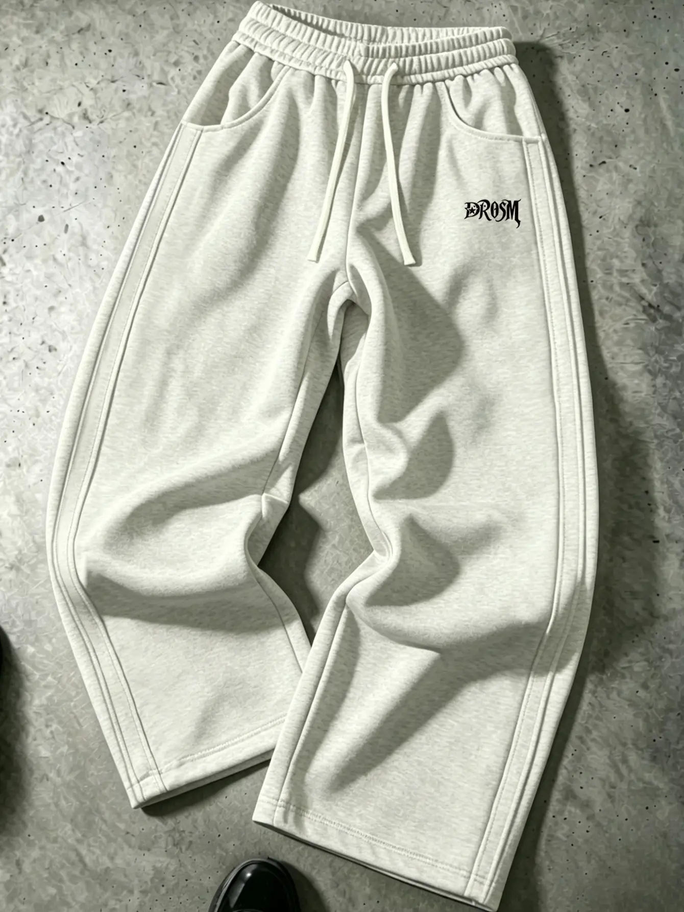 Men’s fashion casual athletic sweatpants with pocket print design and adjustable drawstring, suitable for autumn and winter wear.