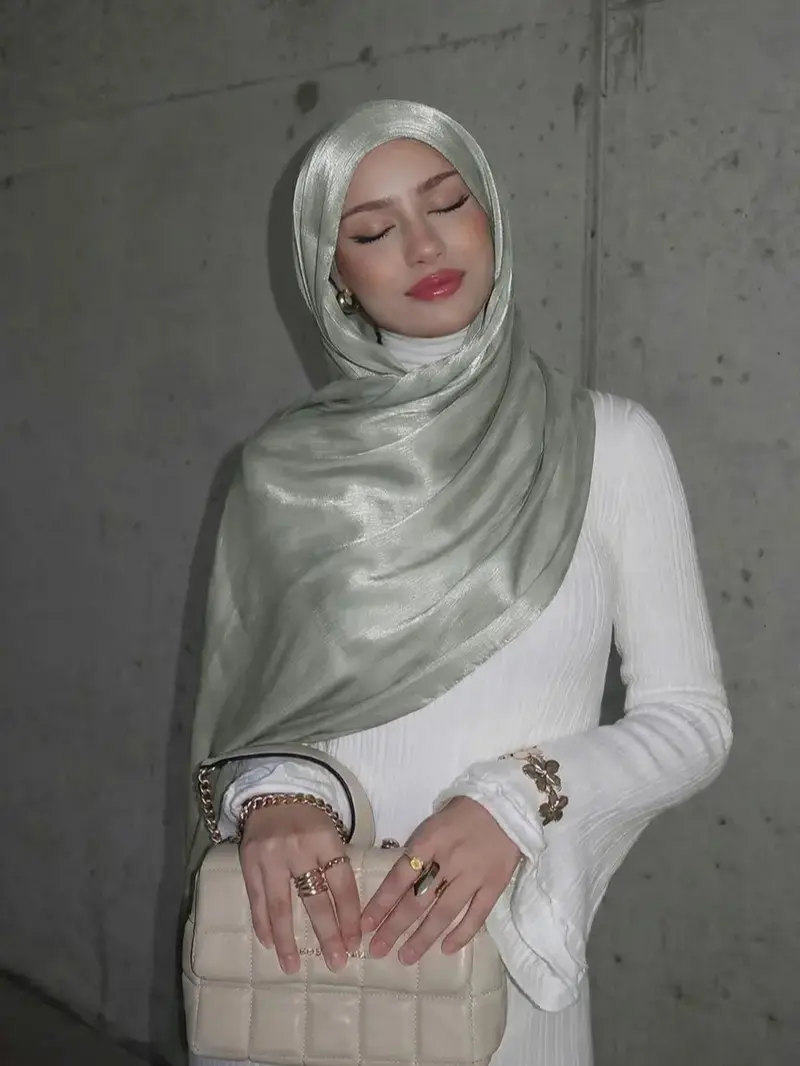 Women's Solid Color Glossy Chiffon Headscarf - 1 Piece Everyday Hijab, Beach Shawl with Sun Protection, One Size