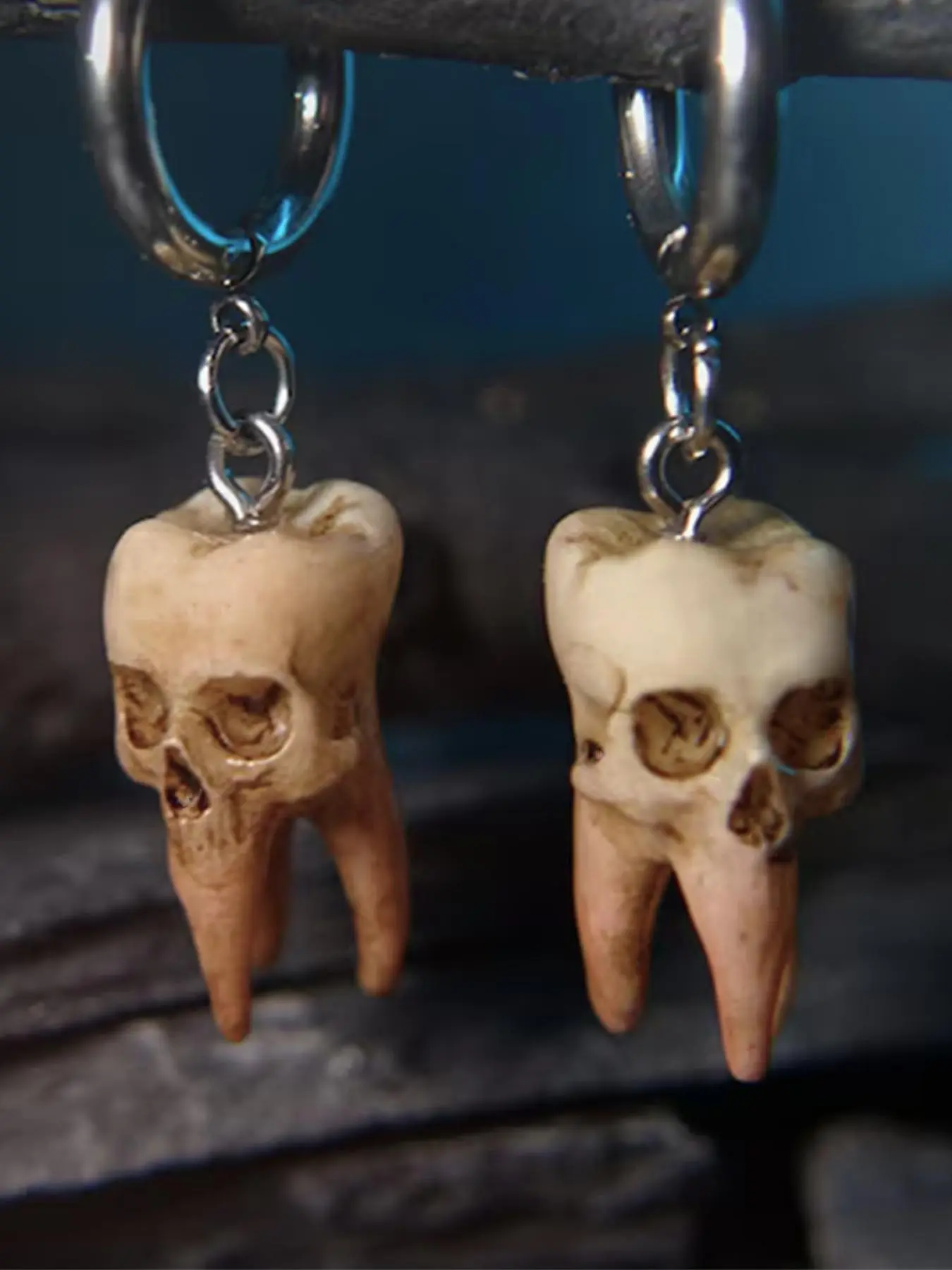 1 Pair of Gothic Blood Stained Wisdom Tooth Skeleton Resin Earrings for Men and Women, Punk Style Dark Design, Witchy Jewelry, Personalized Party Creativity, Stainless Steel Earrings, Statement Earring, Ear Accessories, Earrings Dangle
