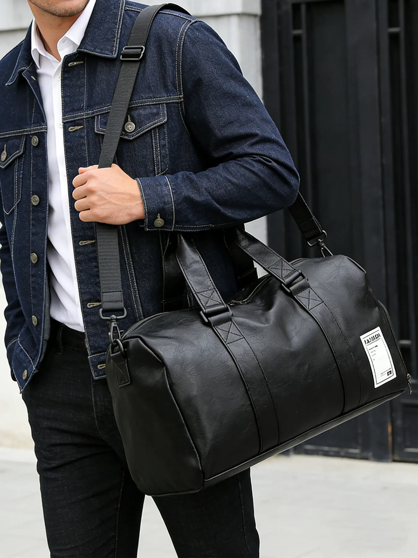 1PC This men's travel bag comes with a retro style and adjustable shoulder straps for both crossbody and handheld modes. The large capacity design meets the needs of short distance travel and is a versatile item that enhances the taste of wearing