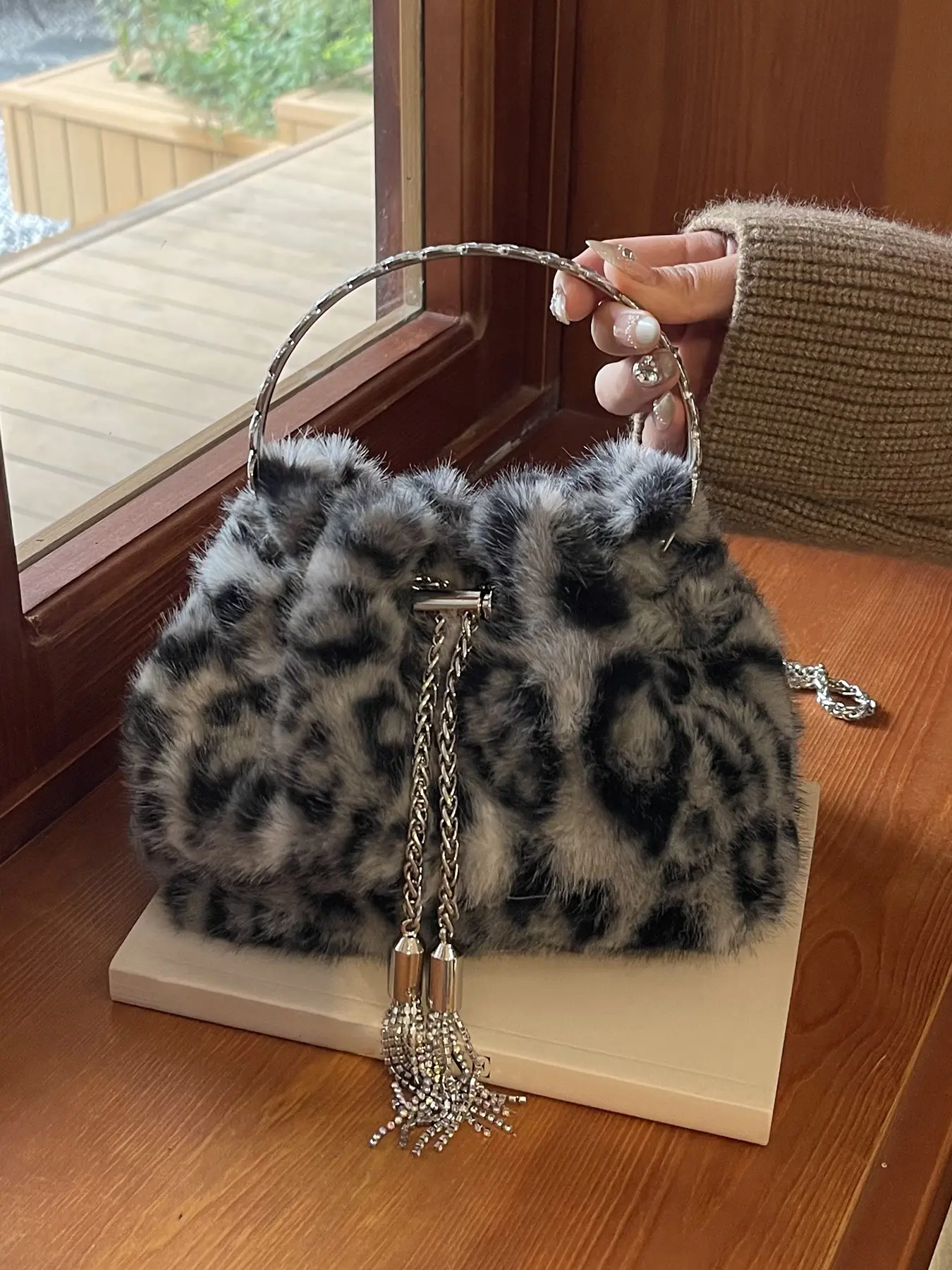 Retro plush leopard print one-shoulder handbag, curved handbag crossbody design, fashionable bags, small, exquisiteversatile one-shoulder handbag, niche sweet and cool style suitable for daily travel, shopping, etc.