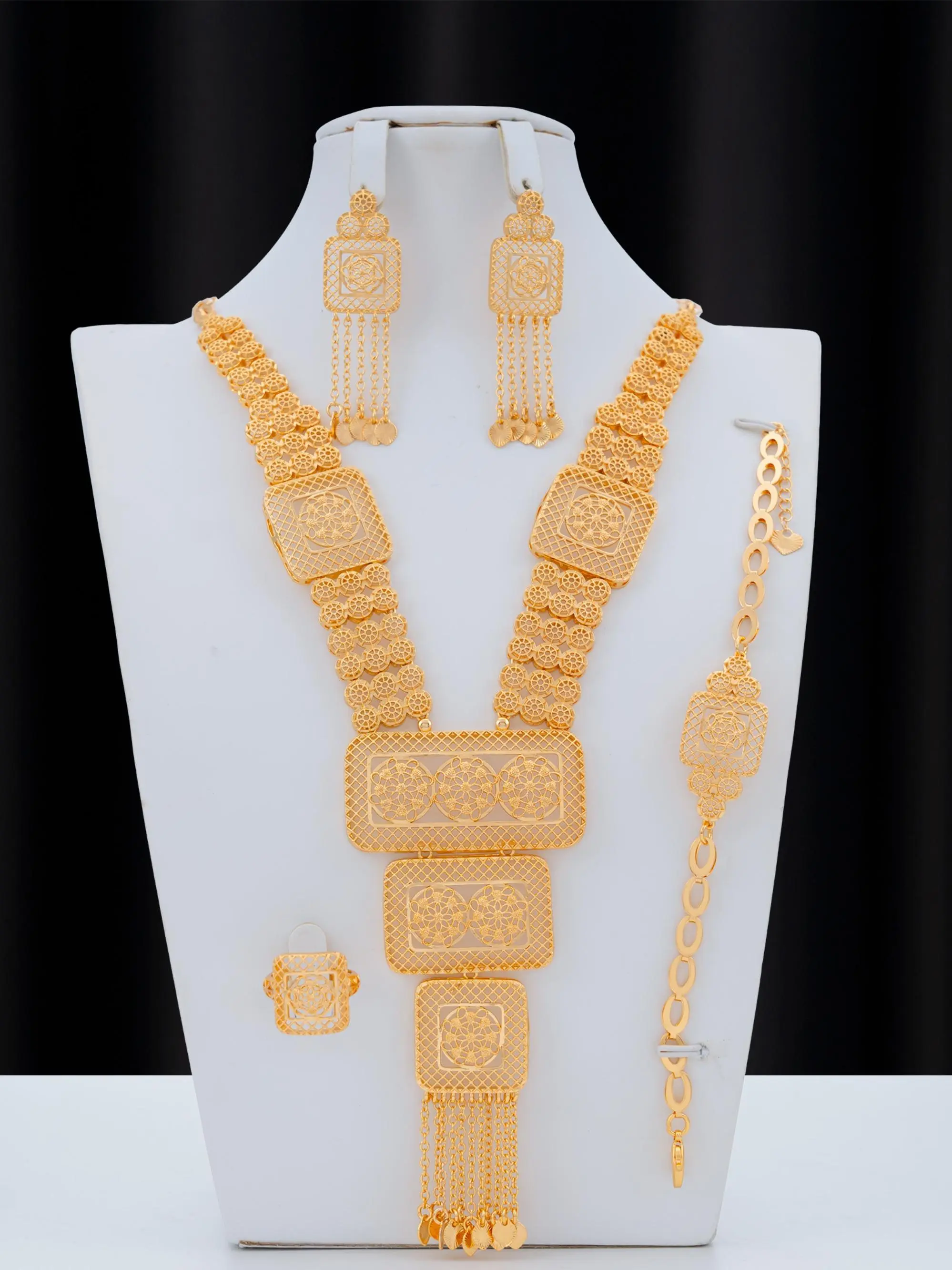 Luxury Geometric Engraving Elegant Jewelry Set, Jewellery Gift Set, Necklaces Earrings Set, Necklace and Earring Set, Including Necklace & Dangle Earrings & Ring & Bracelet, Fashion Jewelry Accessories for Women