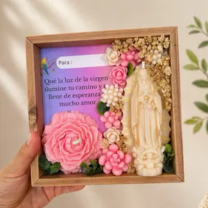 Cuadro de la virgen decorado con flores hechas a mano con cera de soja