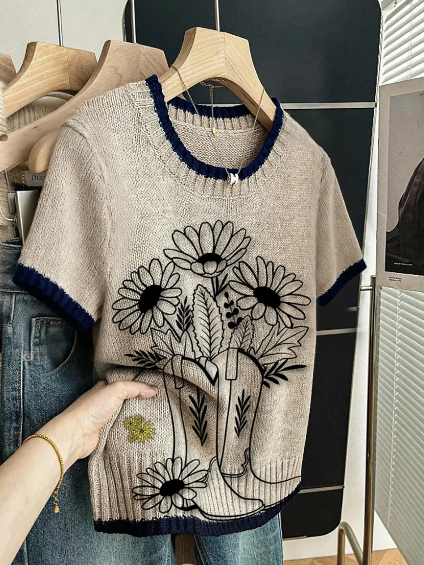 Women's Daisy Floral Print Knit Sweater, Round Neck Short Sleeve, Casual Breathable Design, Comfortable All-Season Top