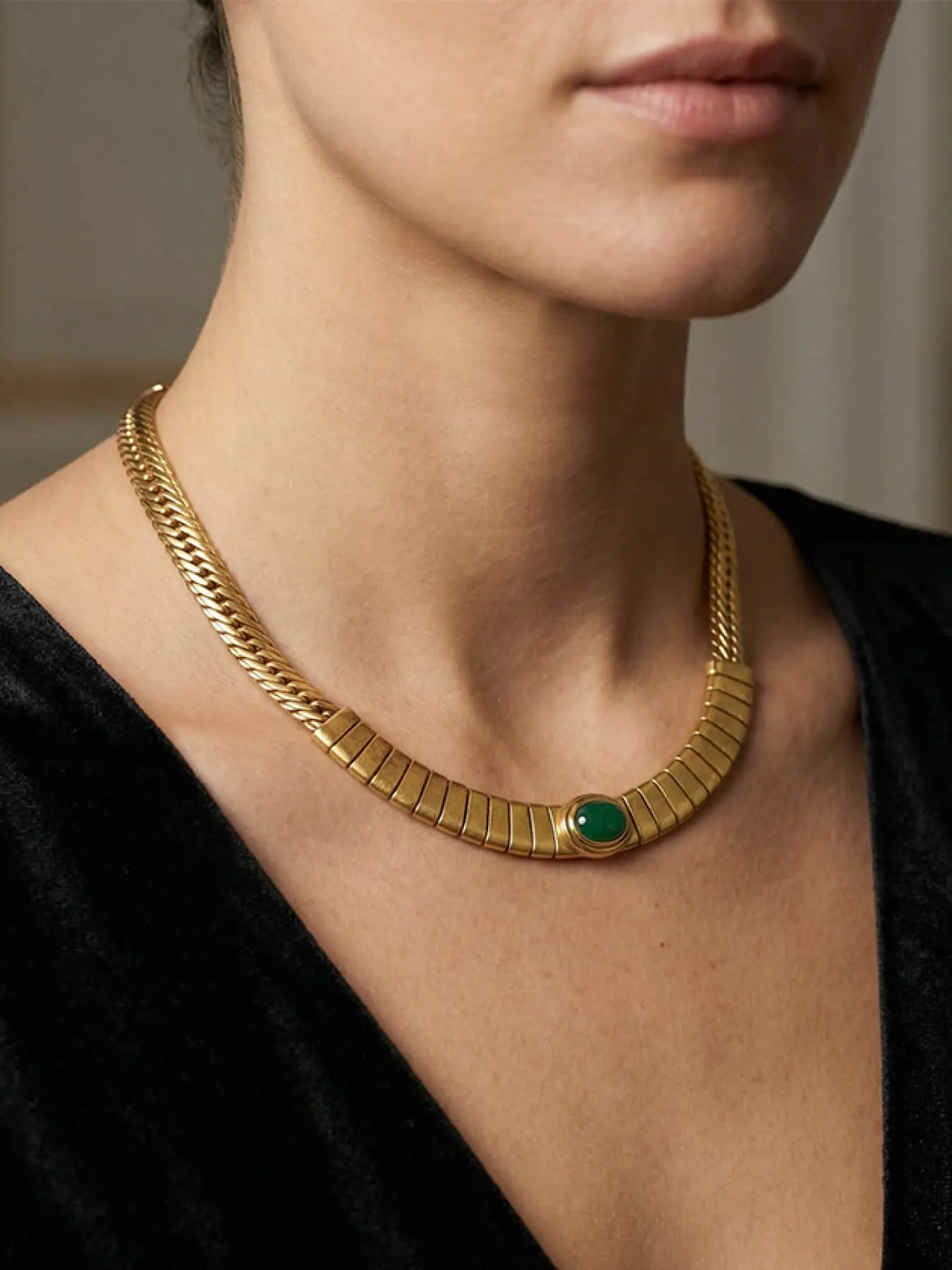This vintage golden emerald choker necklace, with a matte gold feel and warm green chalcedony, exudes a luxurious retro atmosphere and is suitable for occasions such as dinners and commutes. It is also a surprising and exquisite small gift.